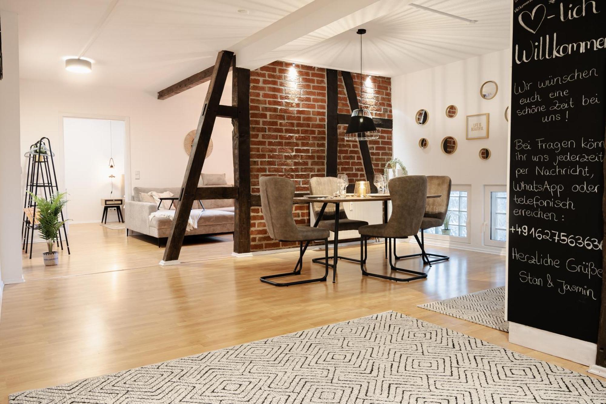 Jasta Homes Altstadt, Zentral, Ueberdachter Parkplatz, Netflix, Vollausstattung, Loft, Modern Und Komfort Hamelin Exterior photo